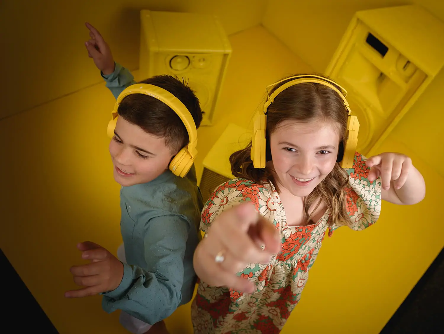 Escuchando musica auriculares amarillos comunion Canicio Jumilla