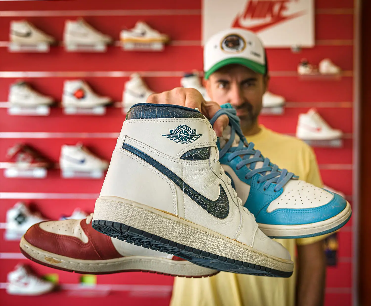 JJuan Miguel Lozano umi mostrando zapatilla Canicio fotografia