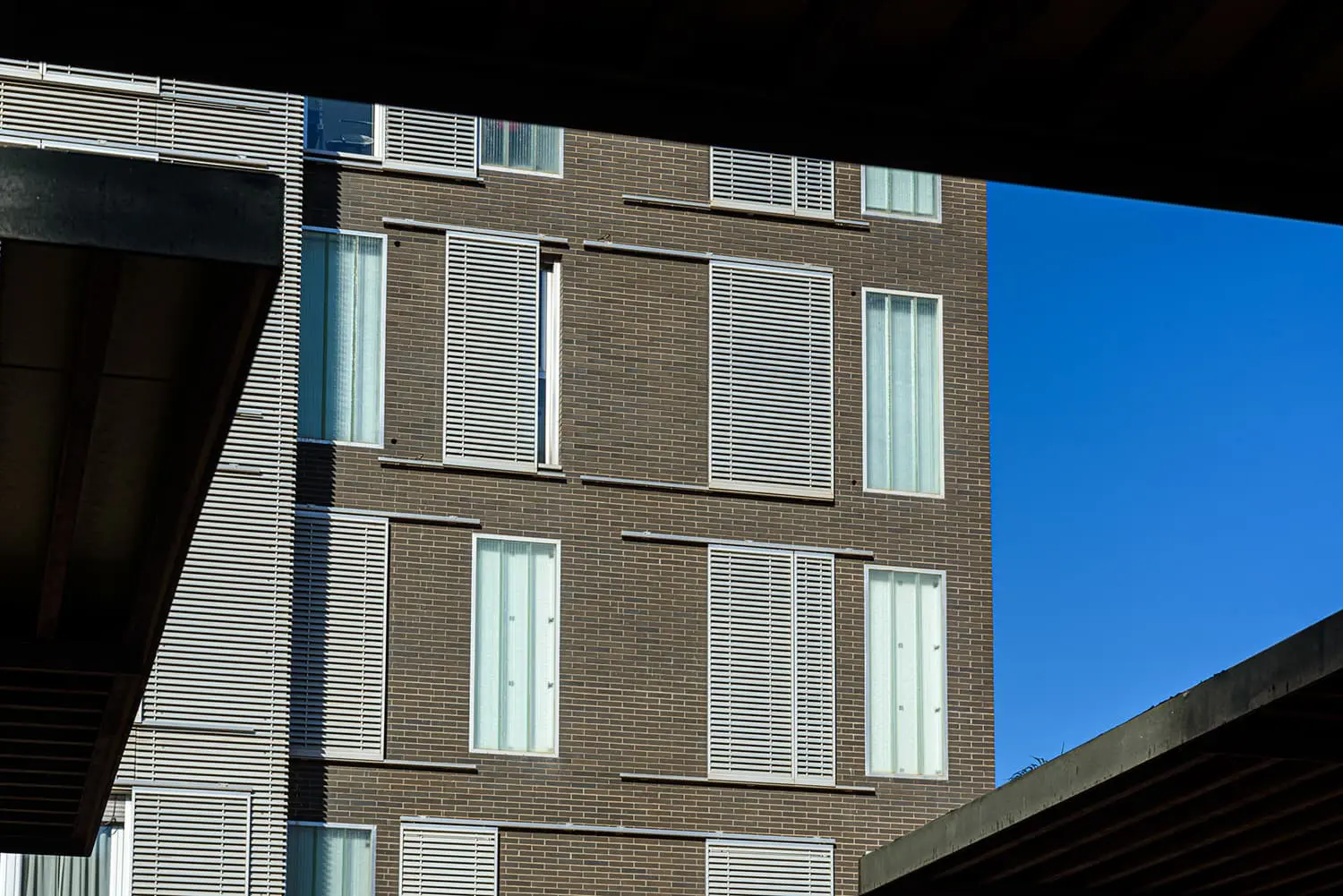 Malpesa Edificio Gaya Juan Carlos I Klinker Flaseado Negro K Blanco Roto Canicio fotografia