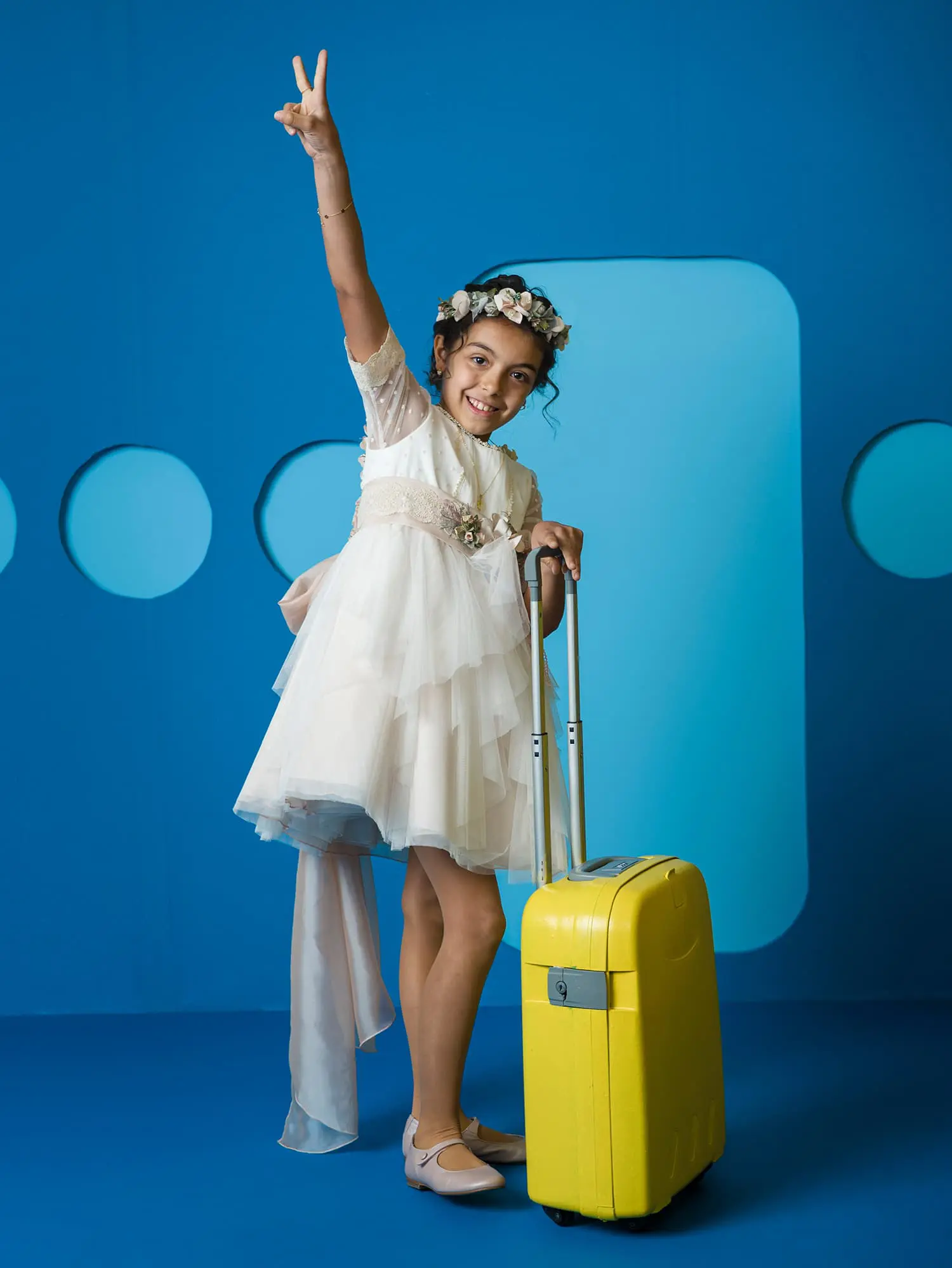 NIna con maleta amarilla comunion Canicio Jumilla