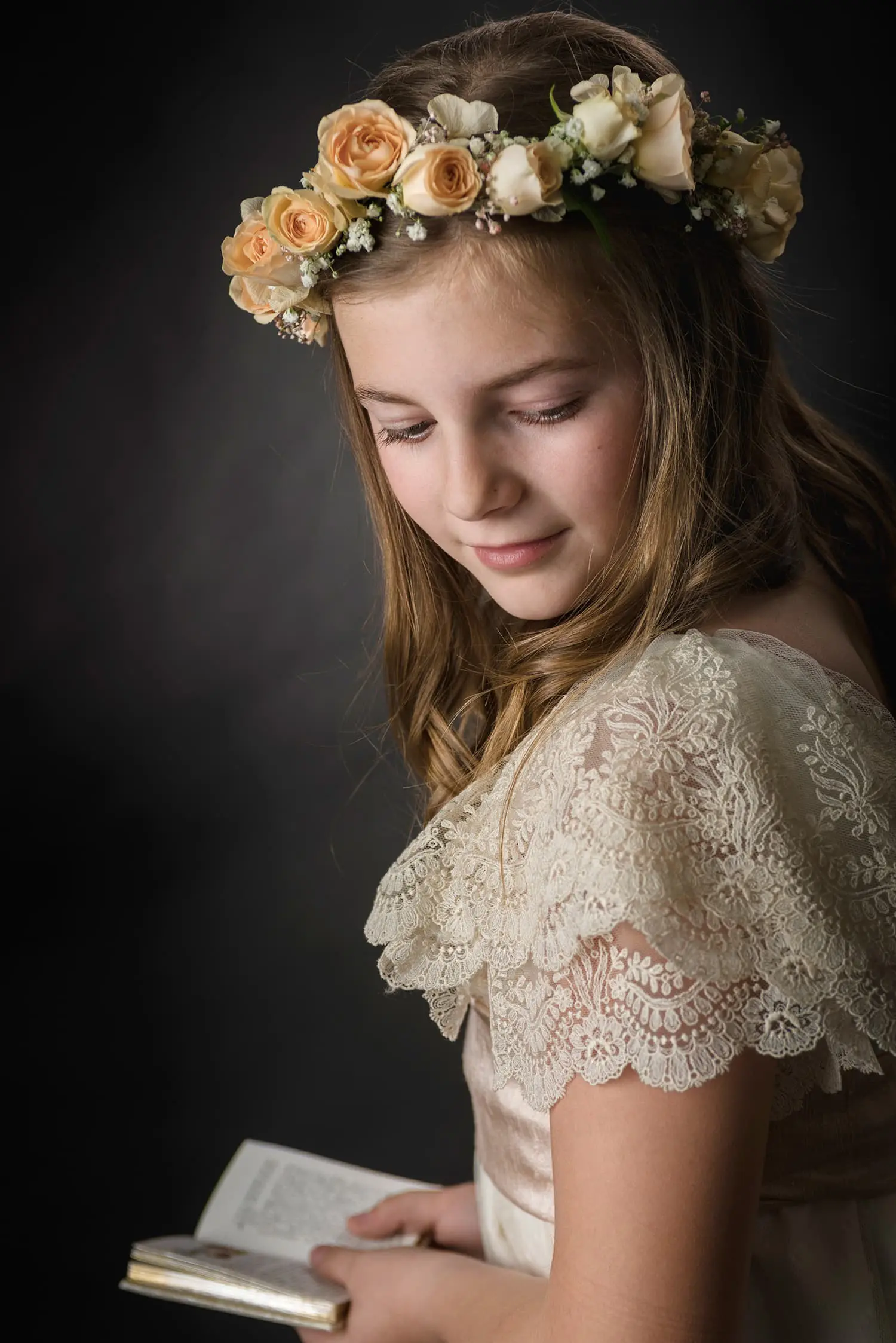 Nina con libro corona flores Canicio Jumilla
