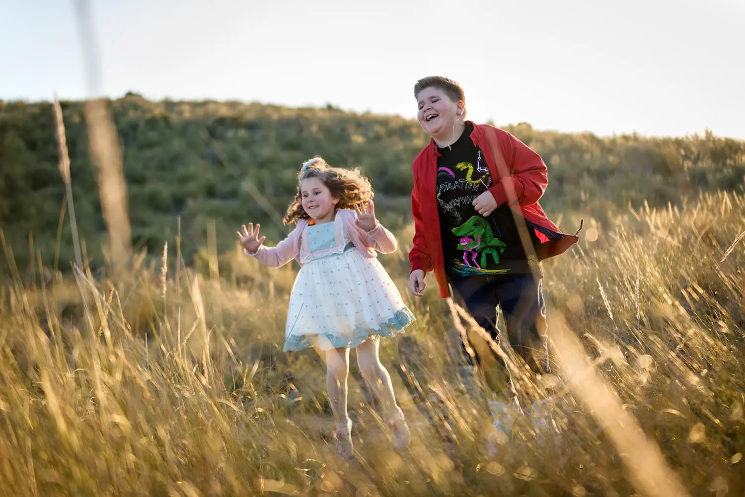Nina nino corriendo felices campo comunion Canicio Jumilla