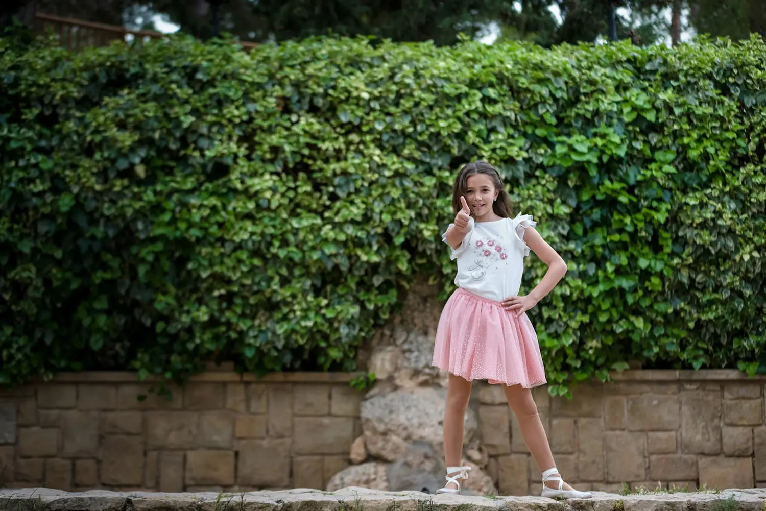 Nina posando vegetacion comunion Canicio Jumilla