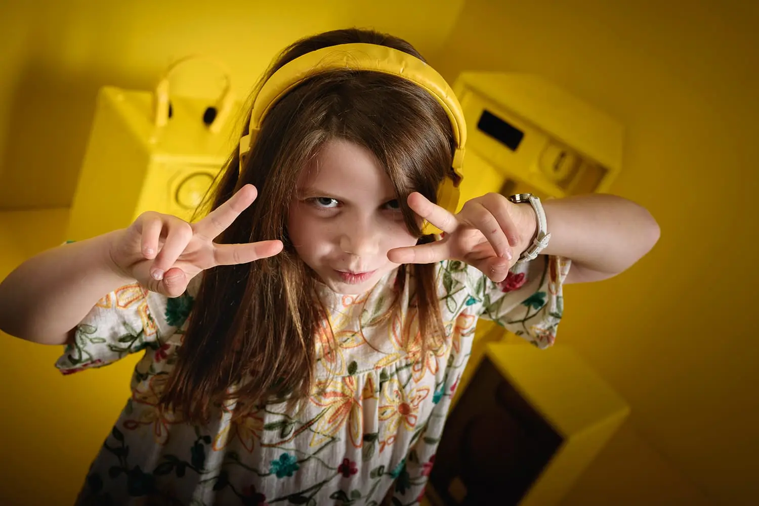 Nina pose habitacion amarilla comunion Canicio Jumilla