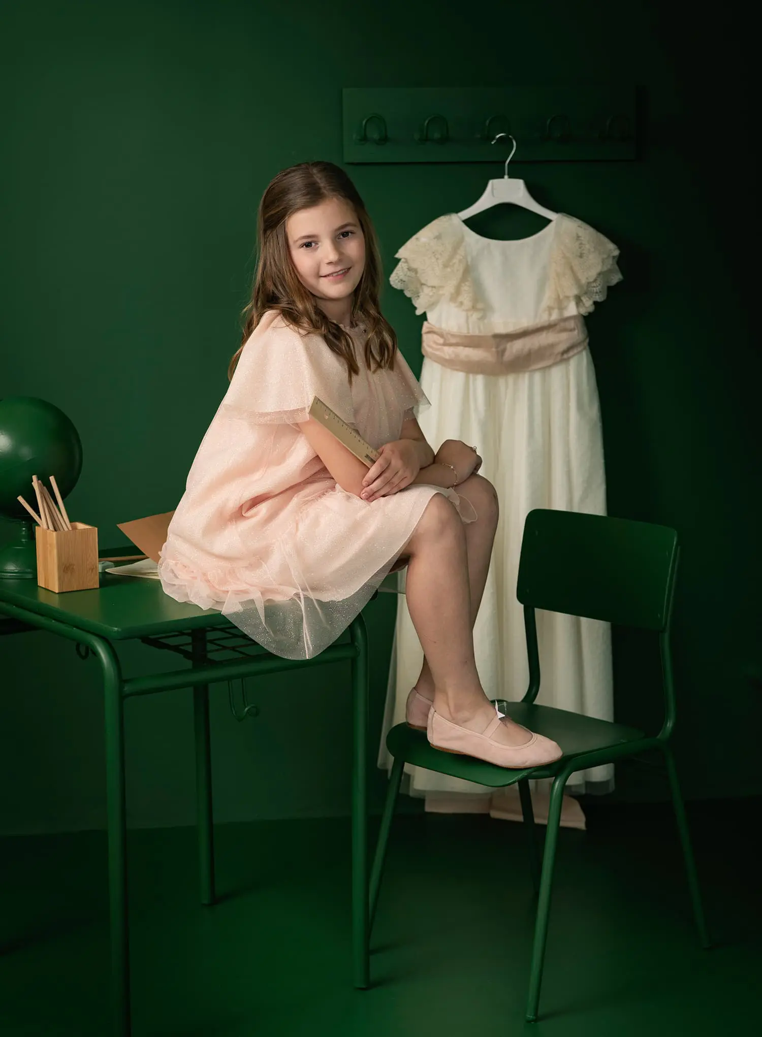 Nina sentada pupitre vestido comunion Canicio Jumilla