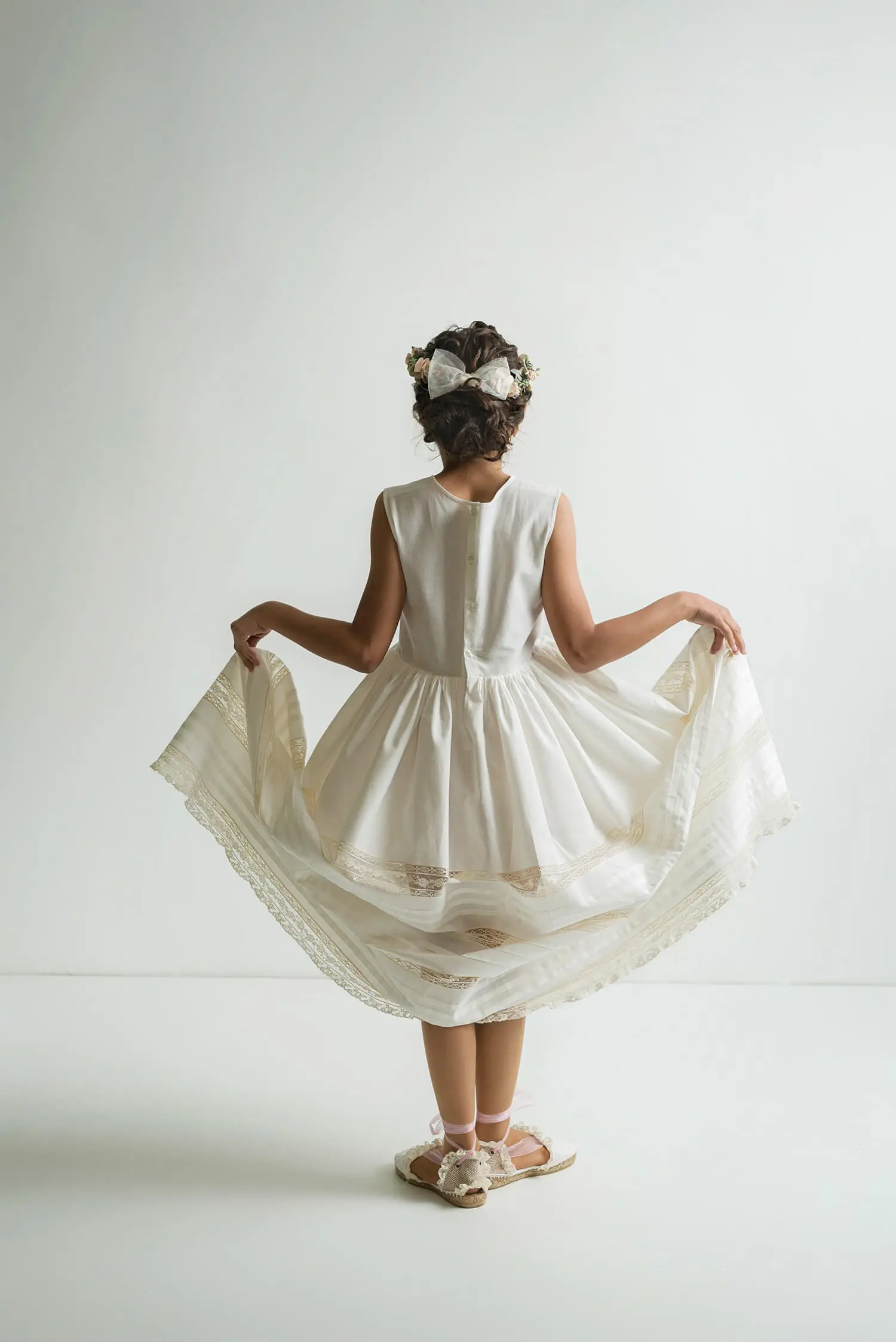 Nina sujeta vestido comunion Canicio Jumilla