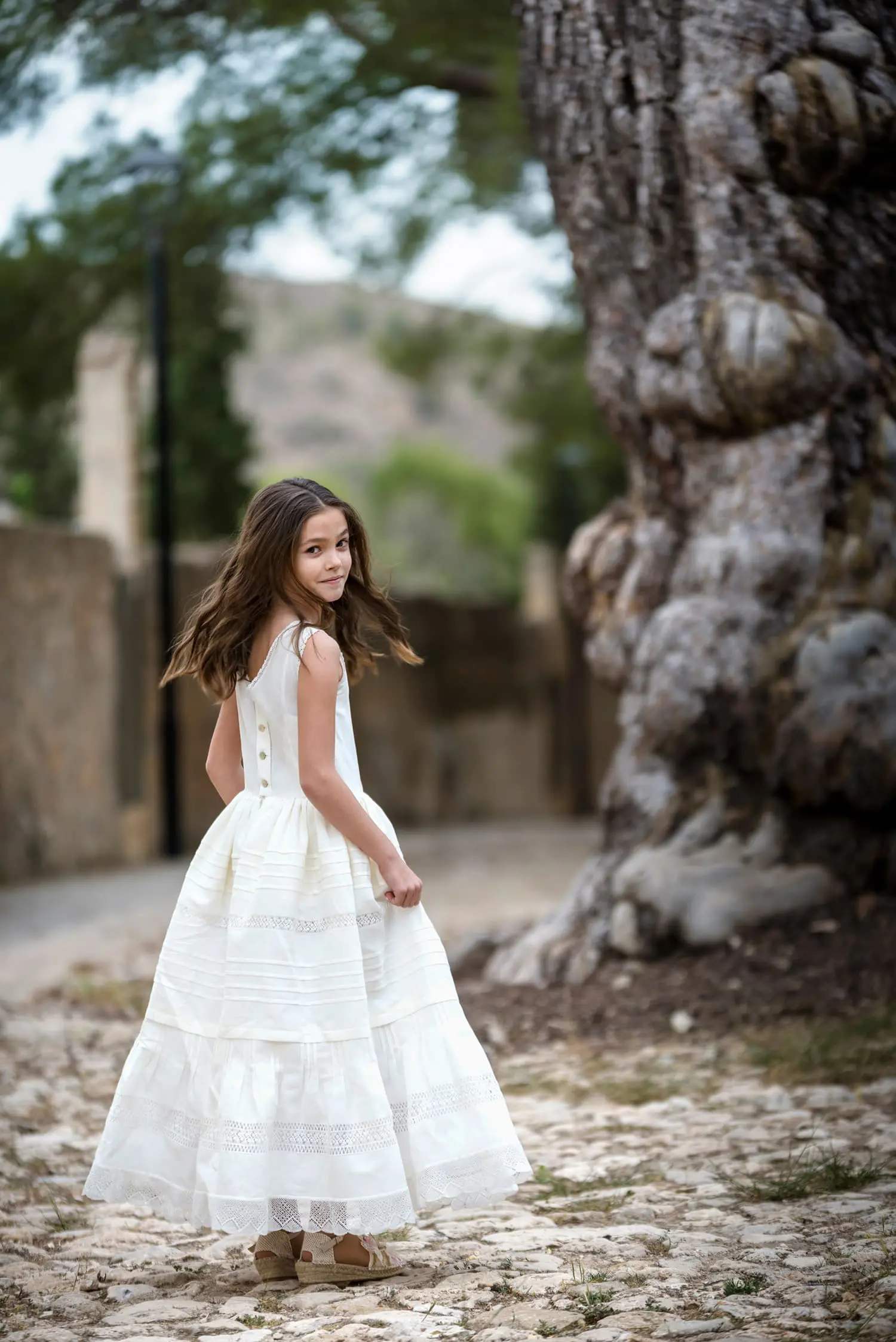 Nina vestido blanco arbol viejo comunion Canicio Jumilla