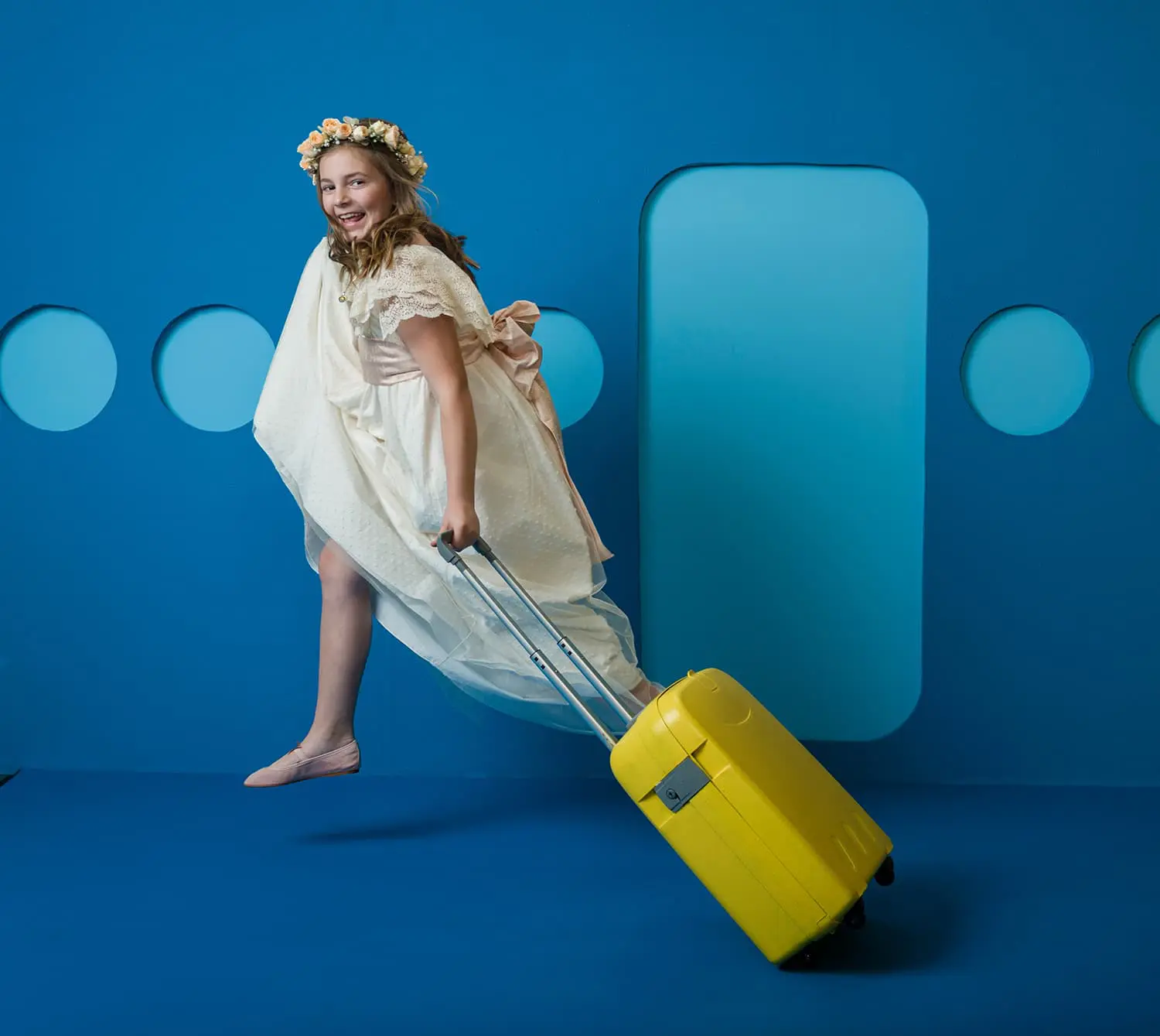 Nina viaja maleta amarilla comunion Canicio Jumilla