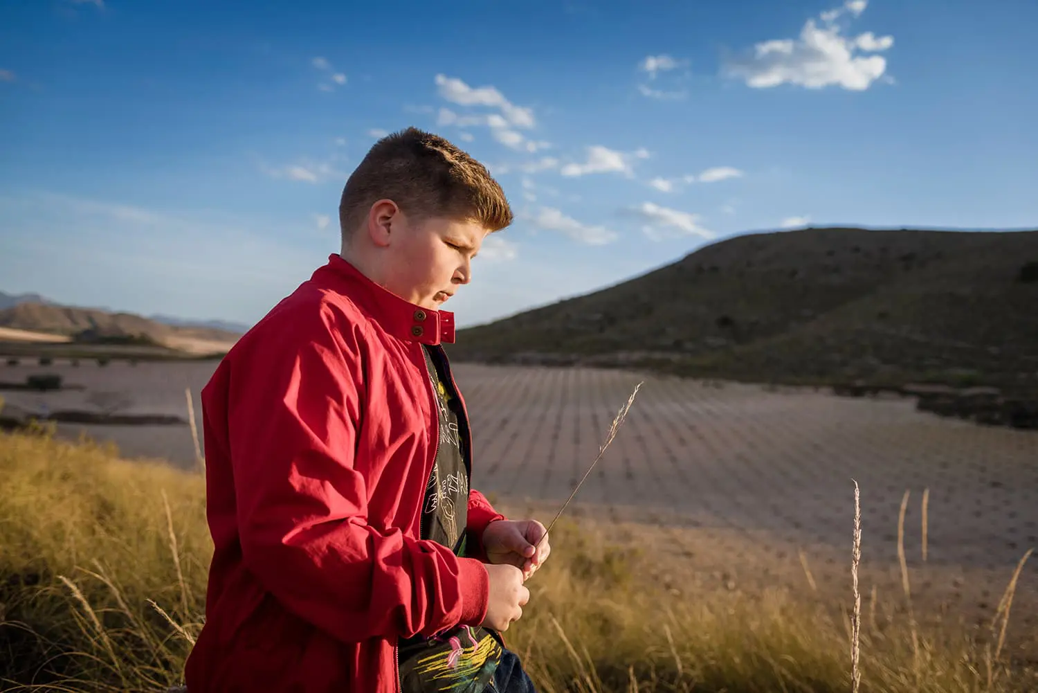 Nino en campo pensativo comunion Canicio Jumilla