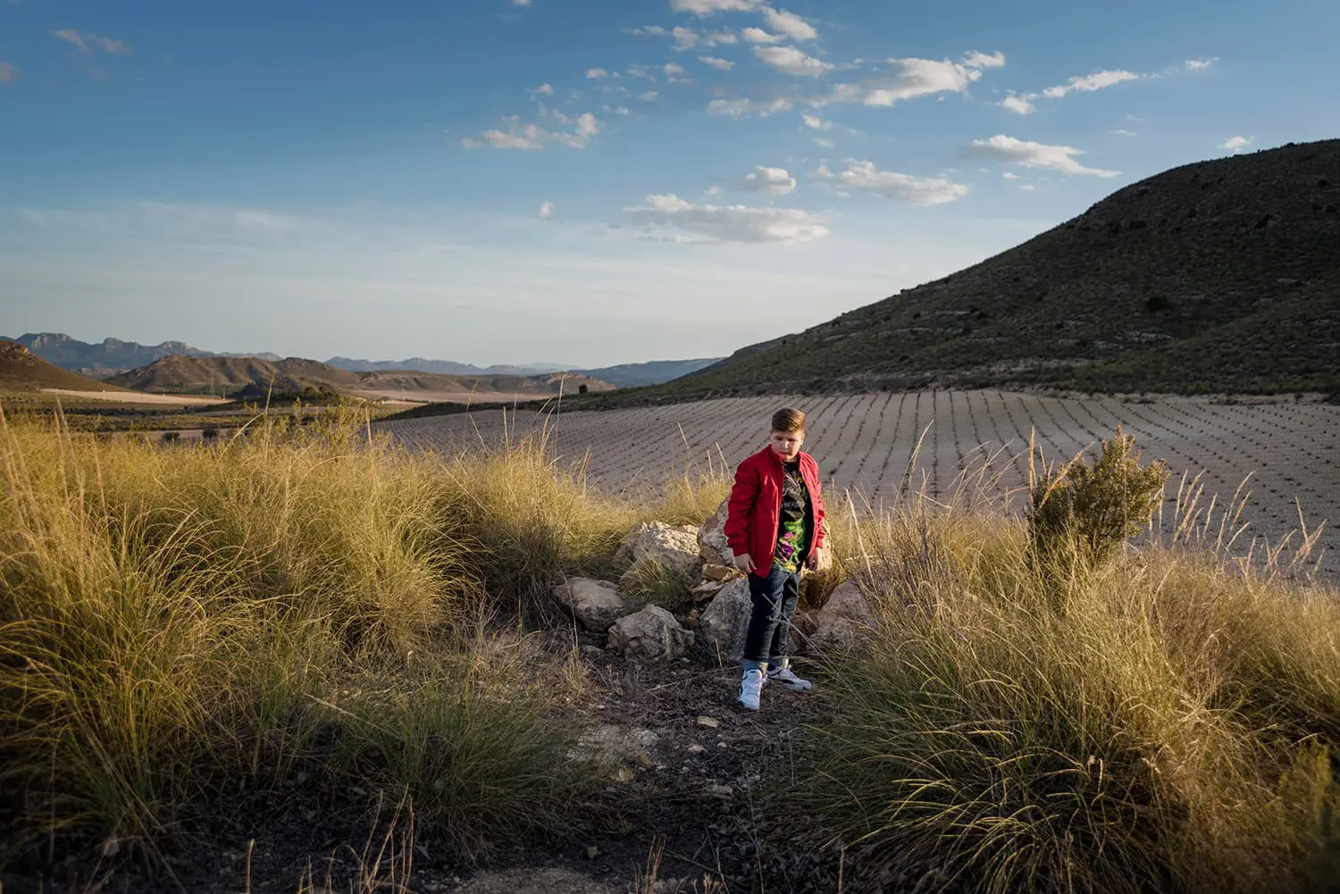 Nino paseando campo comunion Canicio Jumilla