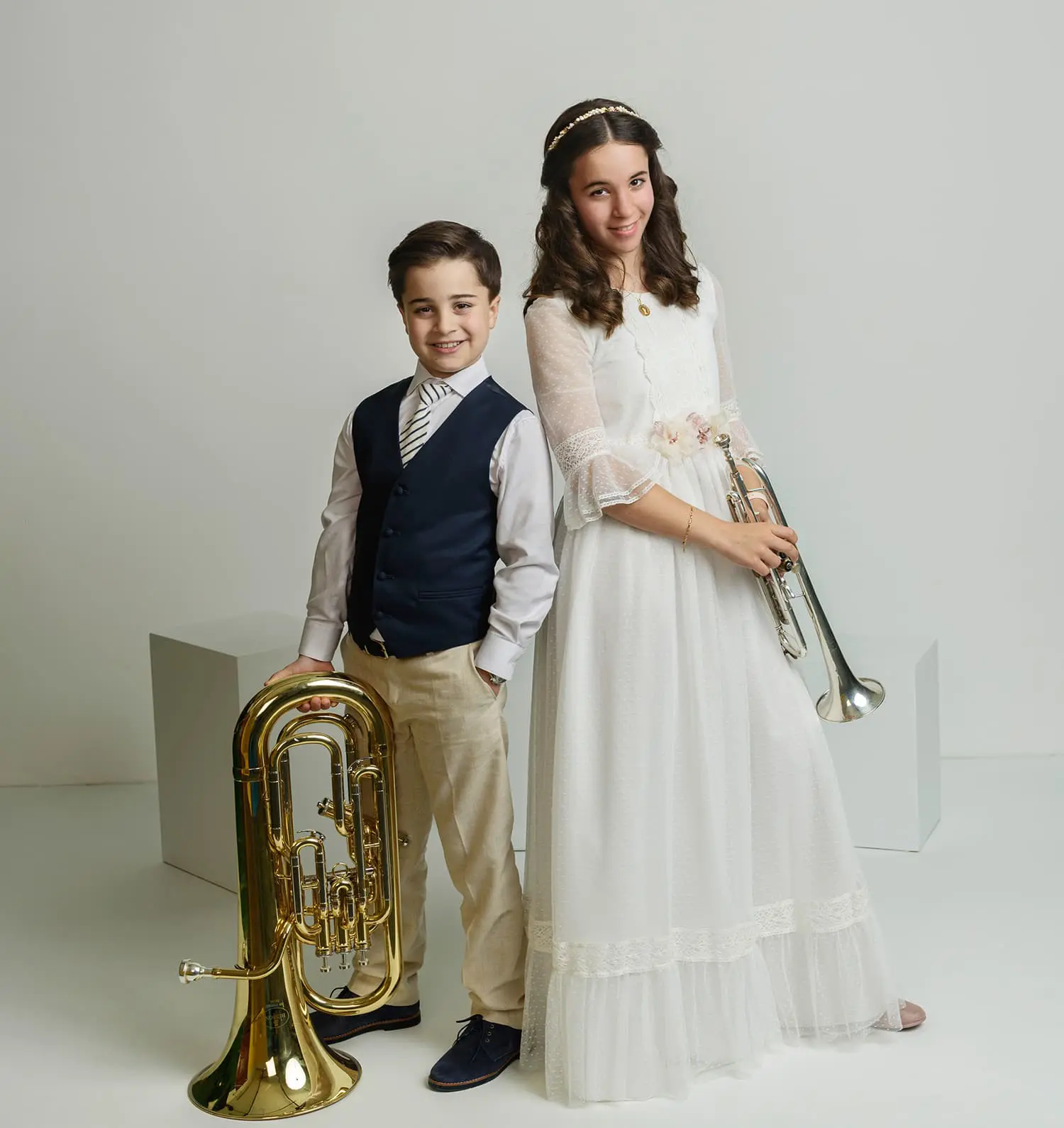 Nino tuba y nina trompeta de pie comunion Canicio Jumilla