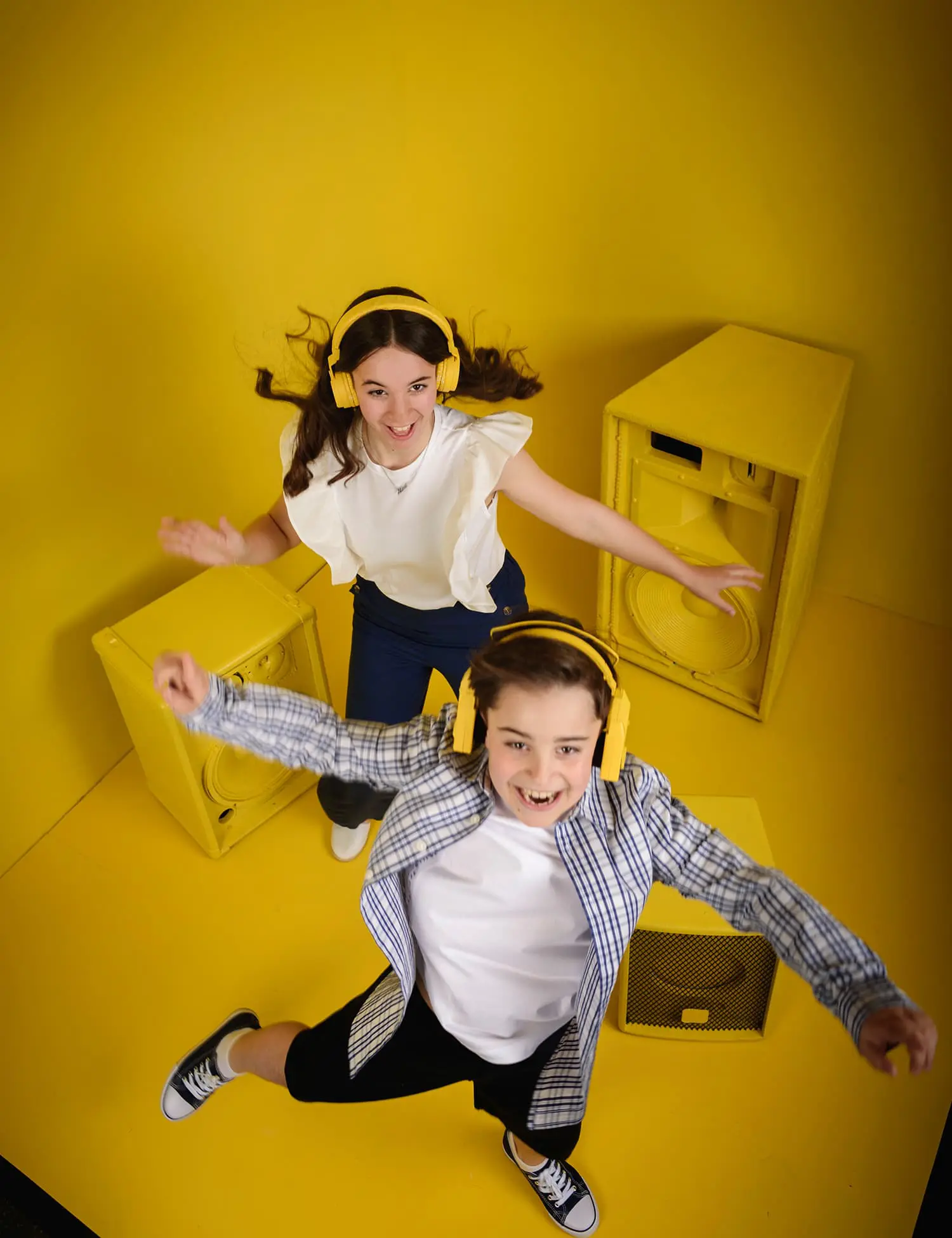 Ninos felices escuchan musica comunion Canicio Jumilla