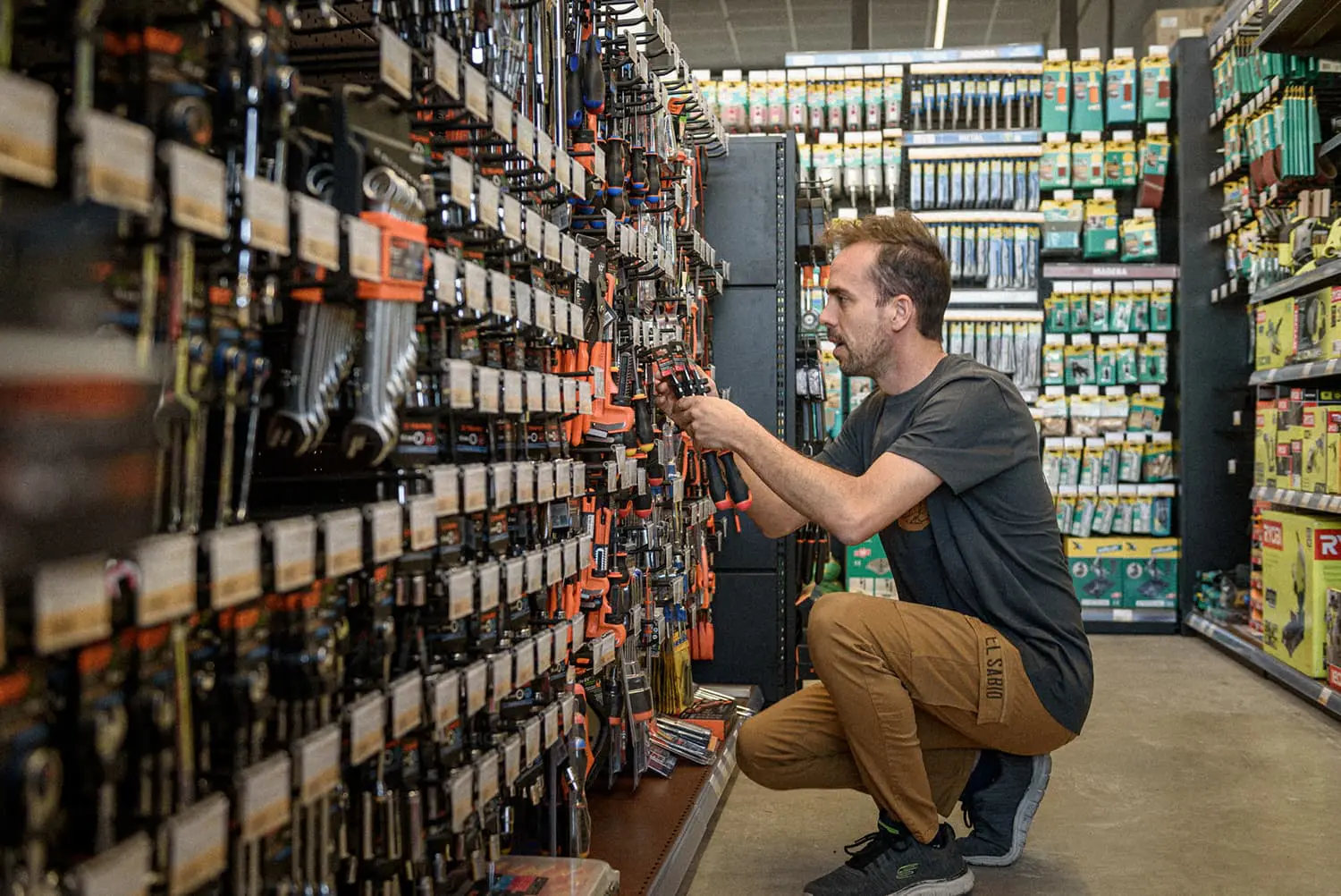 Trabajador interior tienda El Sabio Ferreterias Canicio fotografia