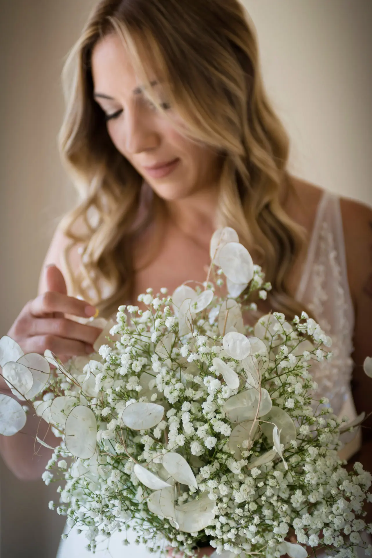 foto ramo flores y novia guapa
