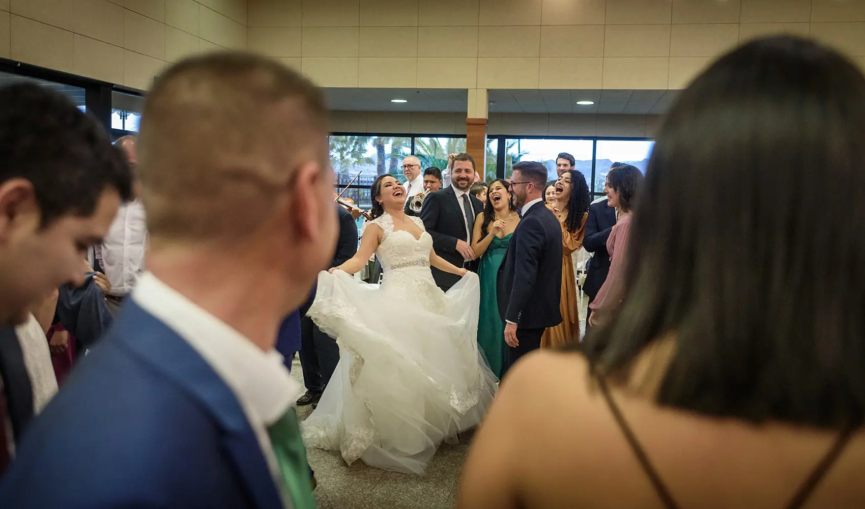 fotografia de boda en murcia con los novios sonriendo