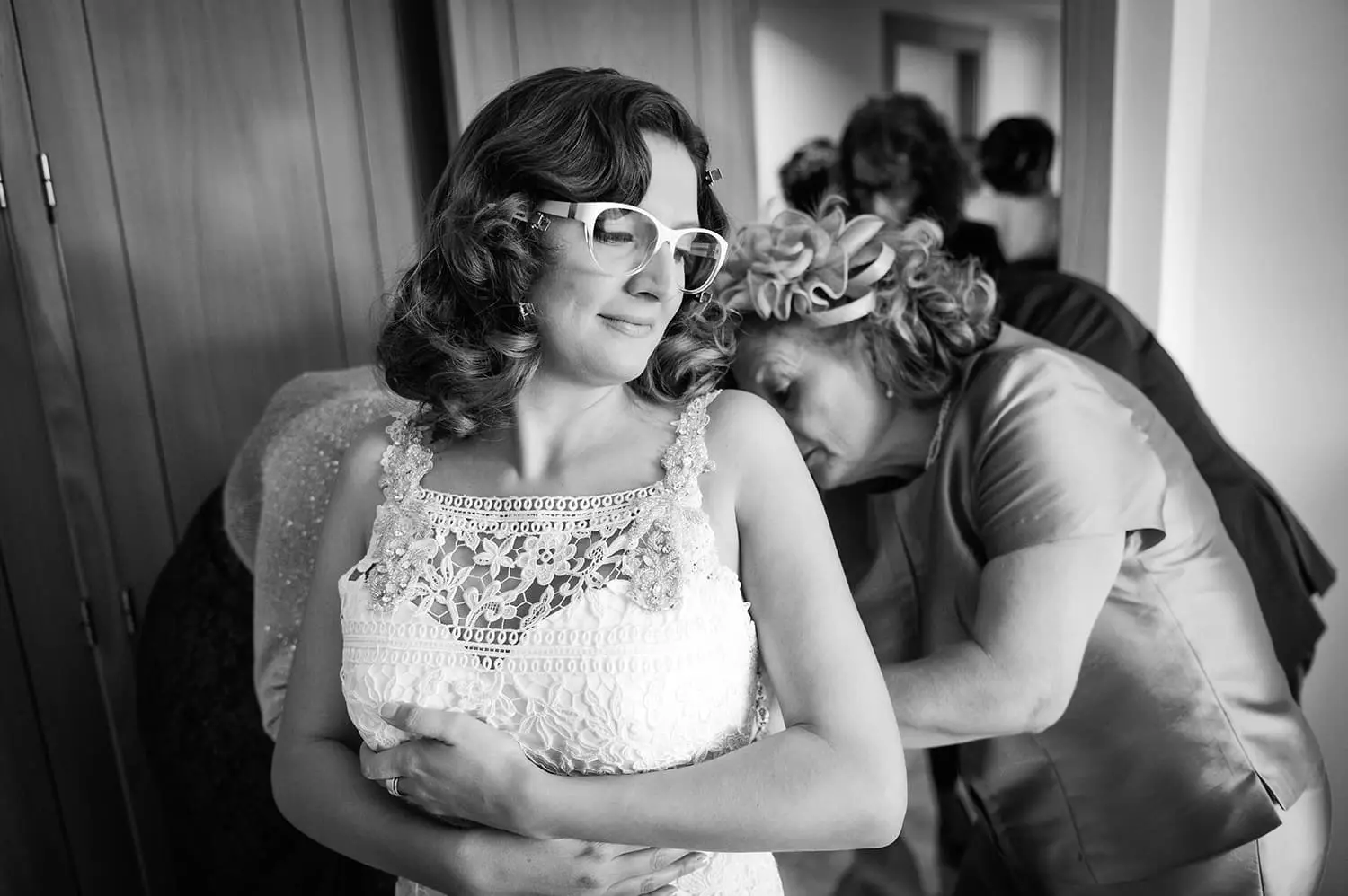 reportaje boda, vistiendo a Elena en la casa de la novia